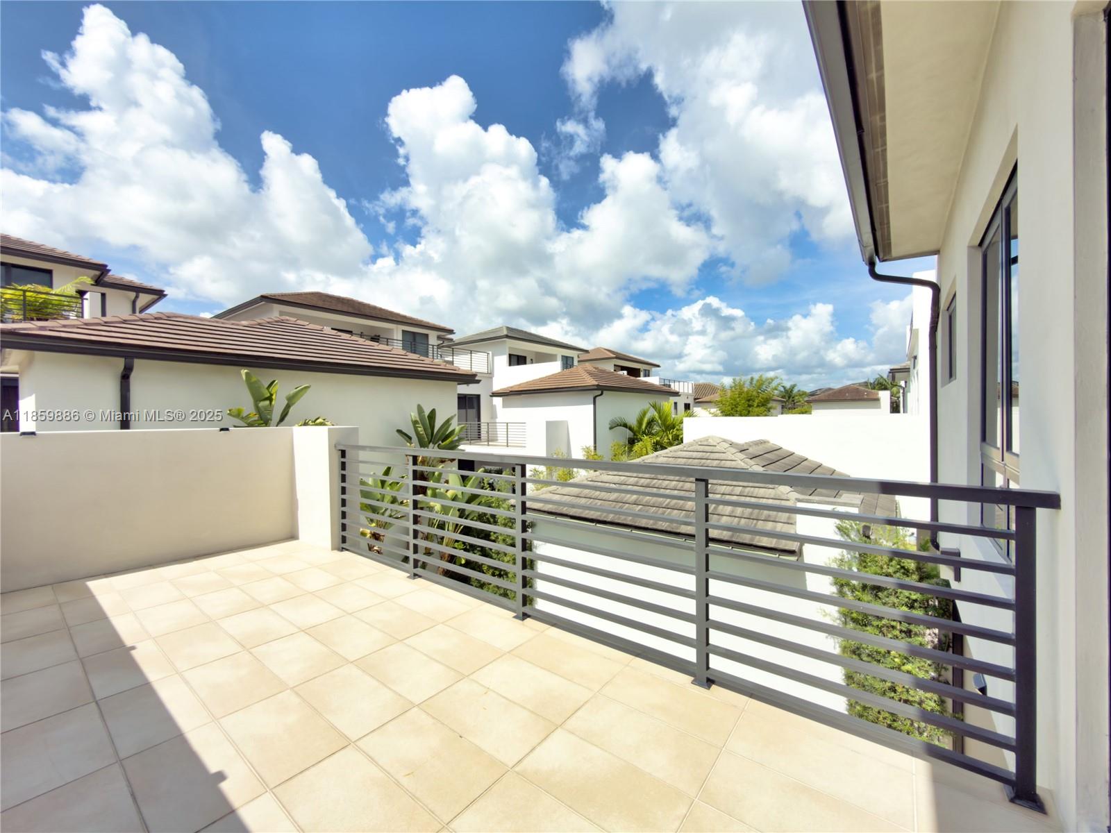 DOWNTOWN DORAL SOUTH PHAS - Residential