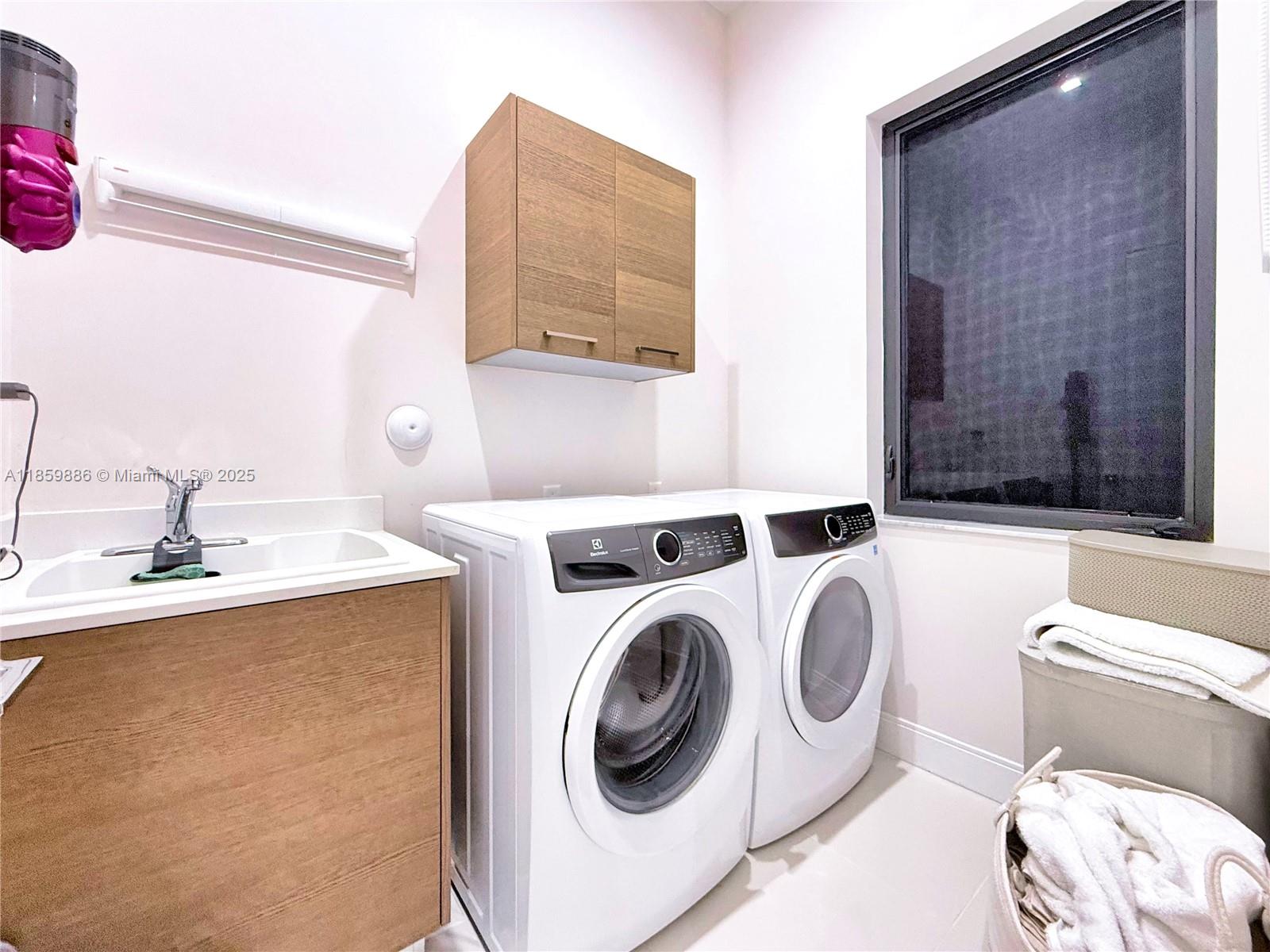 DOWNTOWN DORAL SOUTH PHAS - Residential