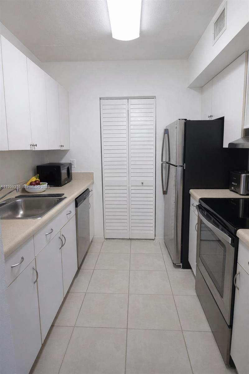 PALM VILLAGE CLUB CONDO - Residential Lease