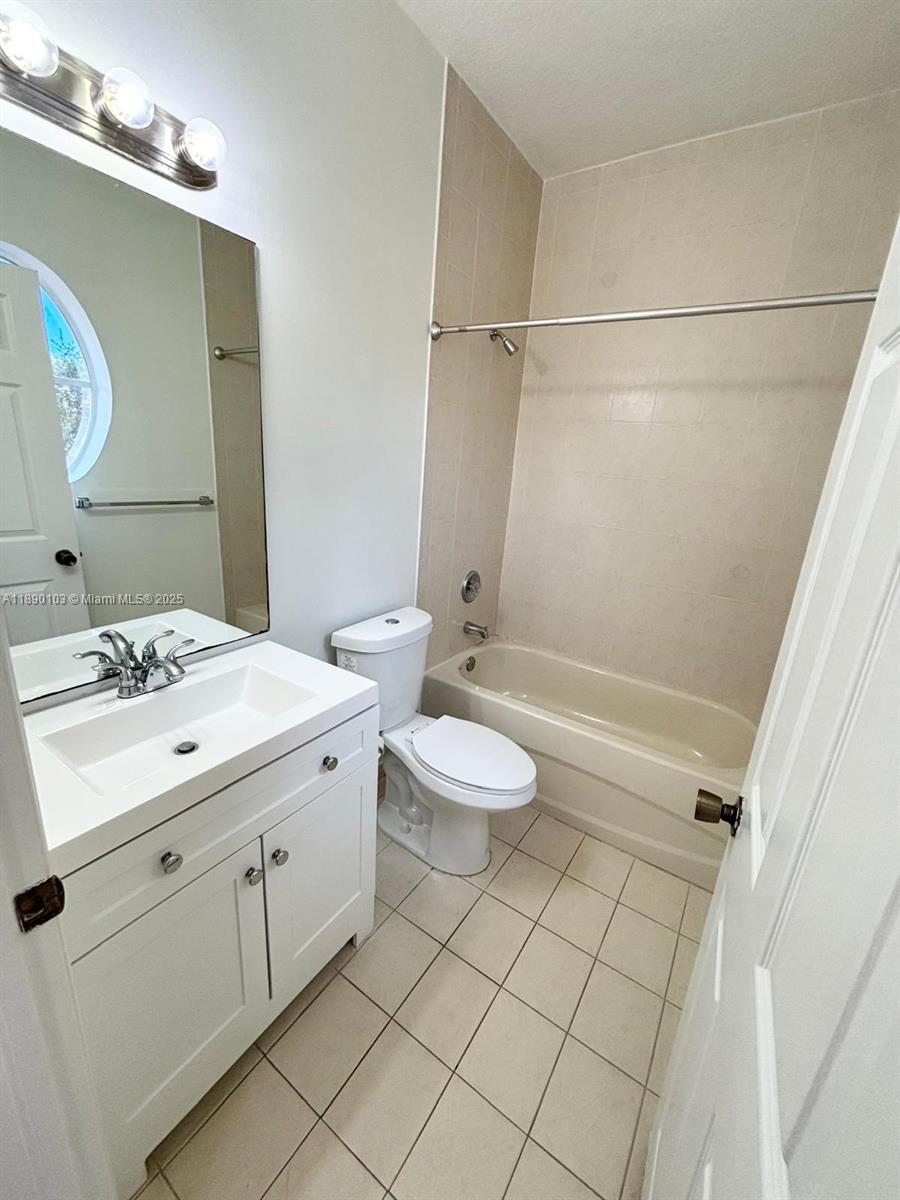 VILLAS AT HARBOR ISLES CO - Residential Lease