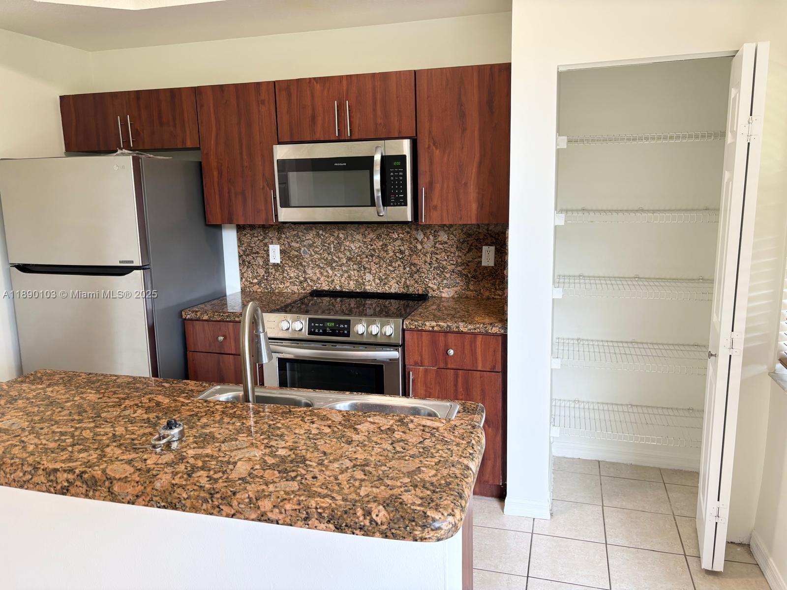 VILLAS AT HARBOR ISLES CO - Residential Lease