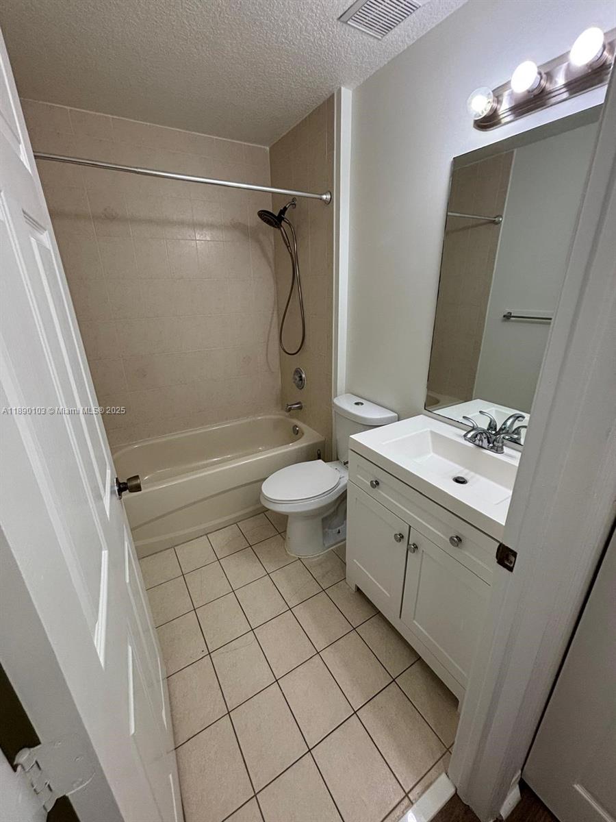 VILLAS AT HARBOR ISLES CO - Residential Lease