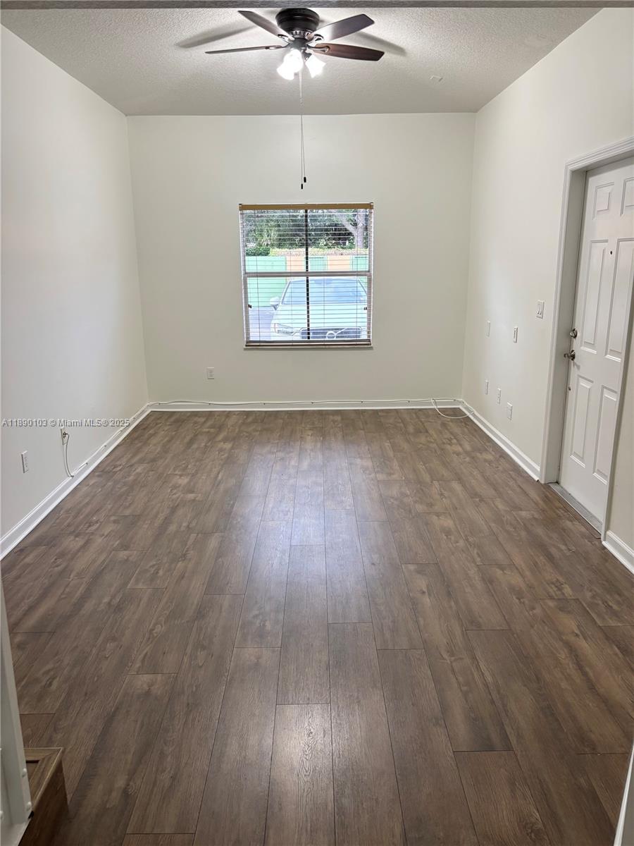 VILLAS AT HARBOR ISLES CO - Residential Lease