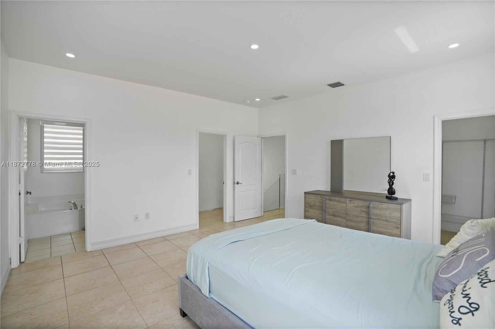 PORTOFINO BAY - Residential