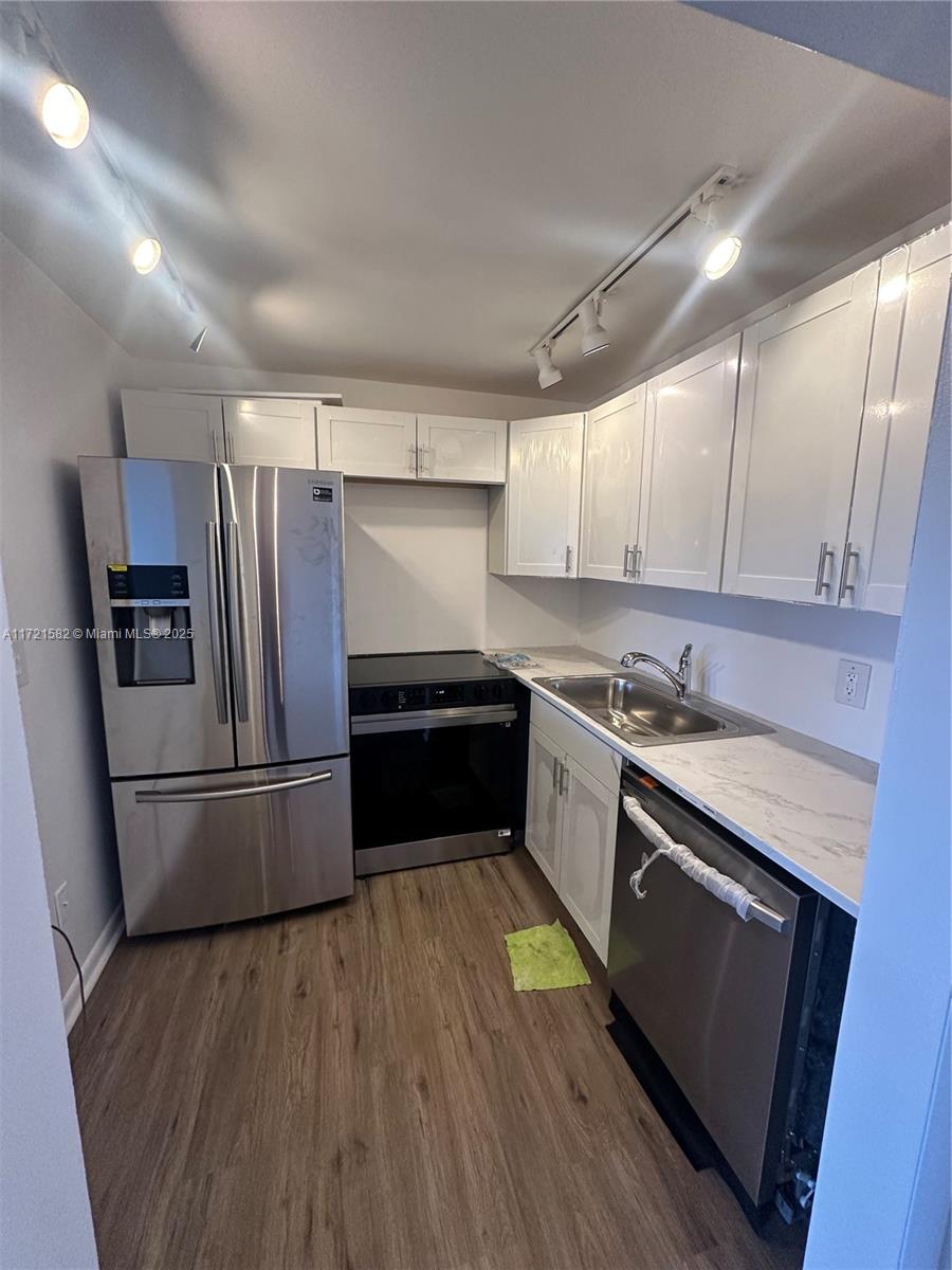 SOUTHAMPTON CONDO - Residential