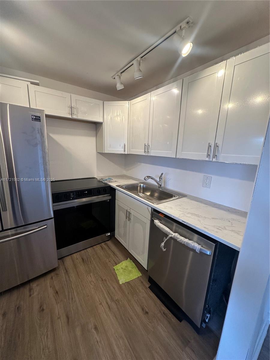 SOUTHAMPTON CONDO - Residential