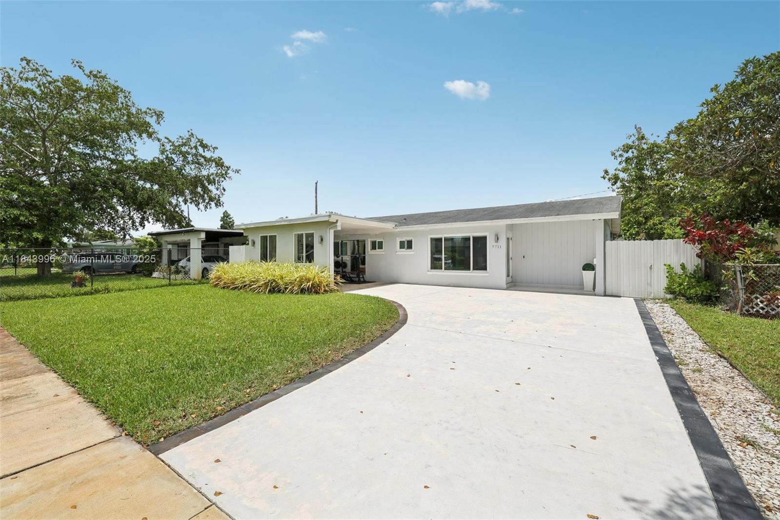 7711 NW 38th St