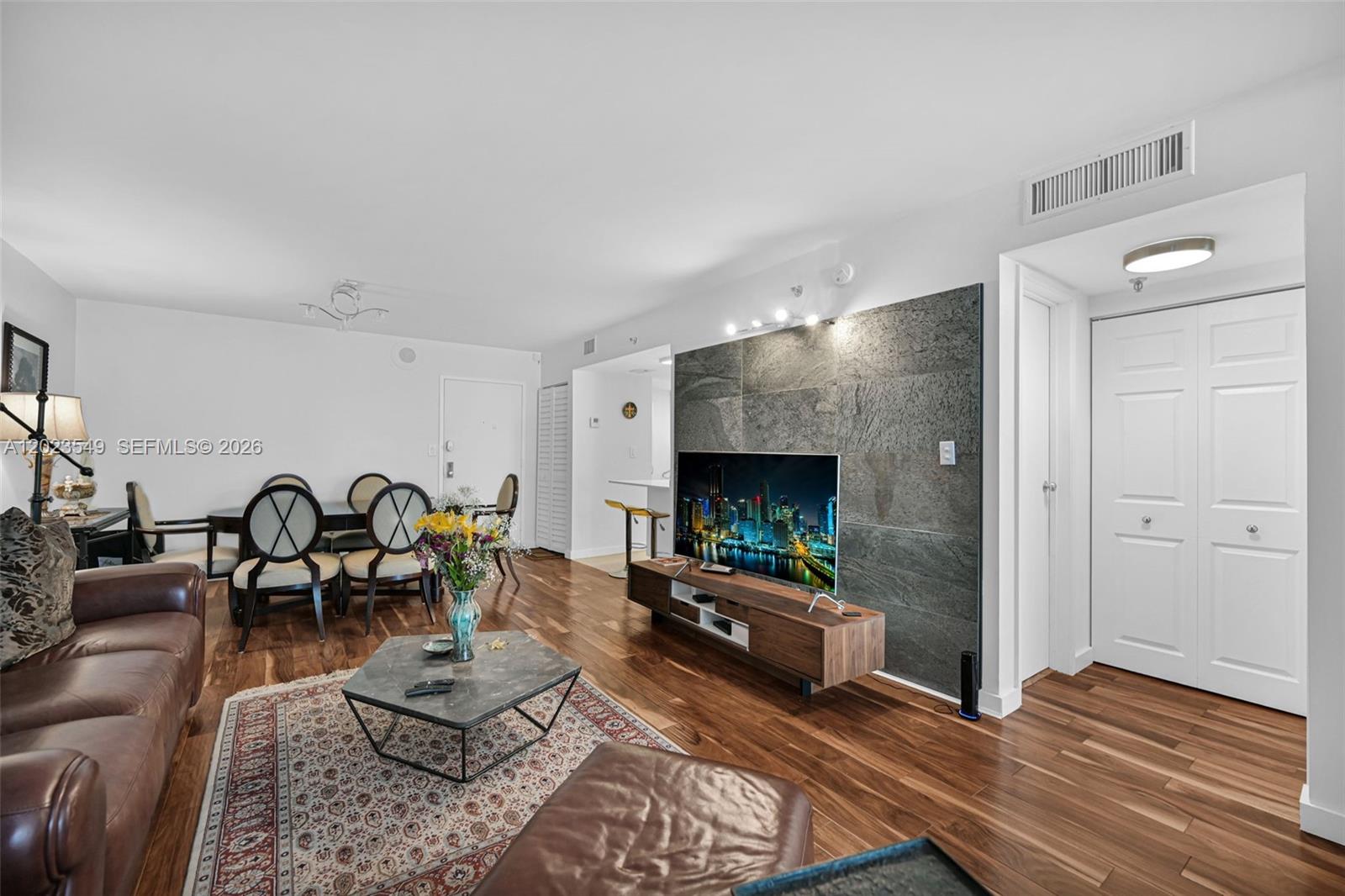 2401 Collins Ave 504