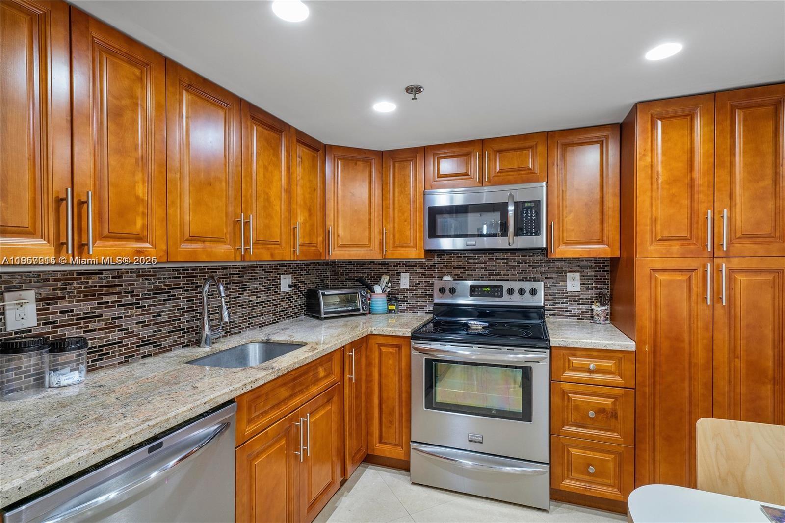 WINSTON TOWERS 600 CONDO - Residential