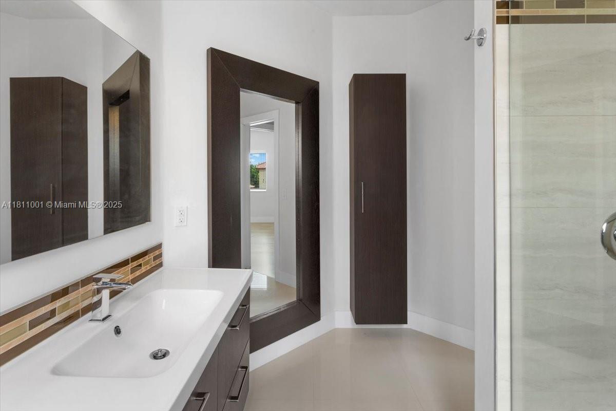 LAKES BY THE BAY KAYE - Residential