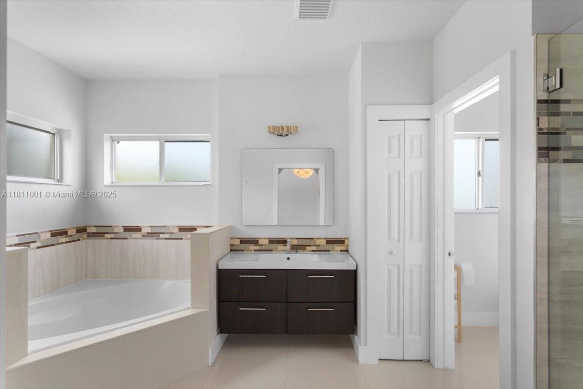 LAKES BY THE BAY KAYE - Residential