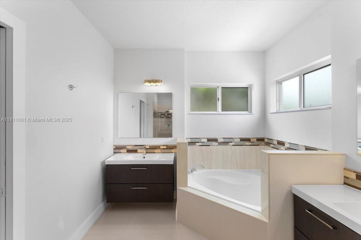 LAKES BY THE BAY KAYE - Residential