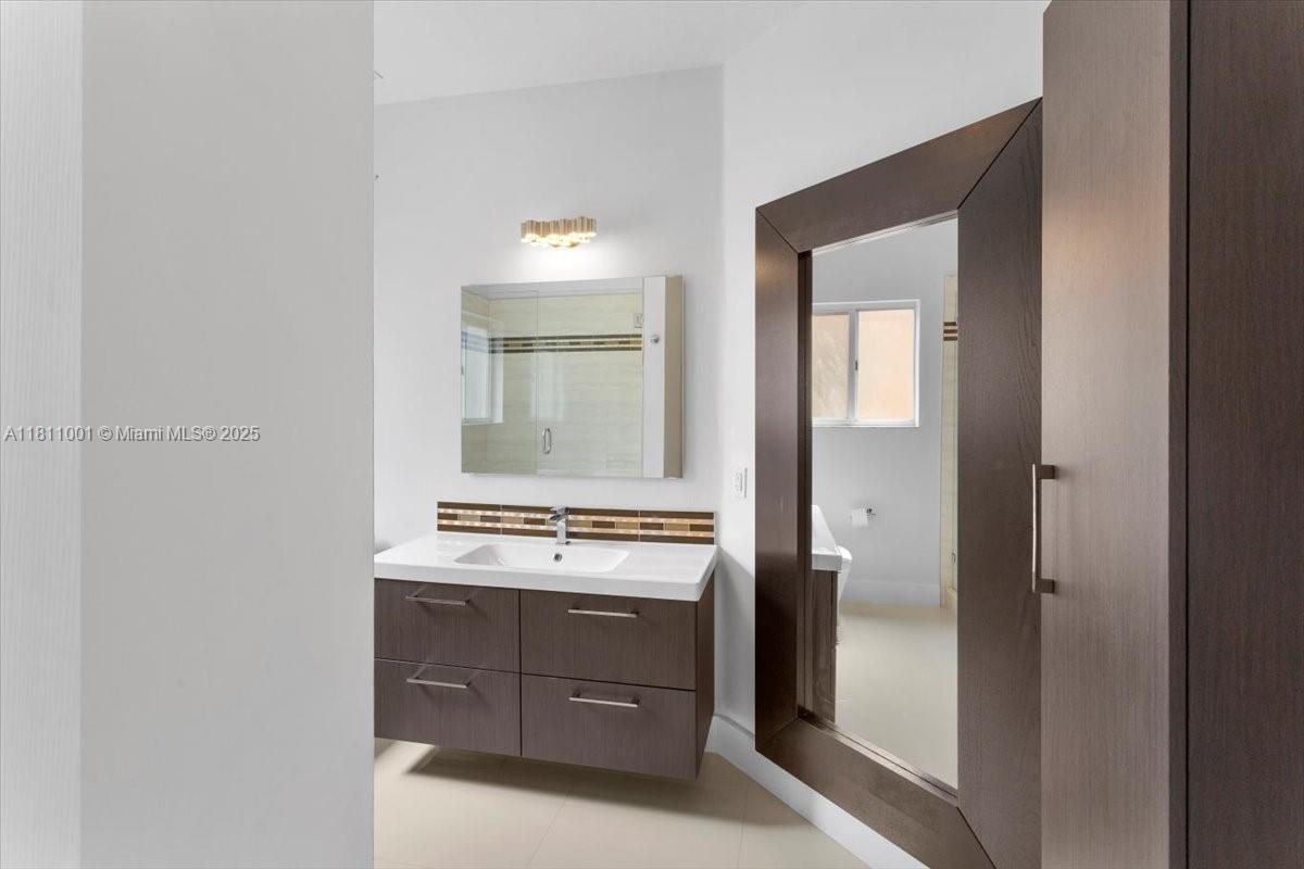 LAKES BY THE BAY KAYE - Residential