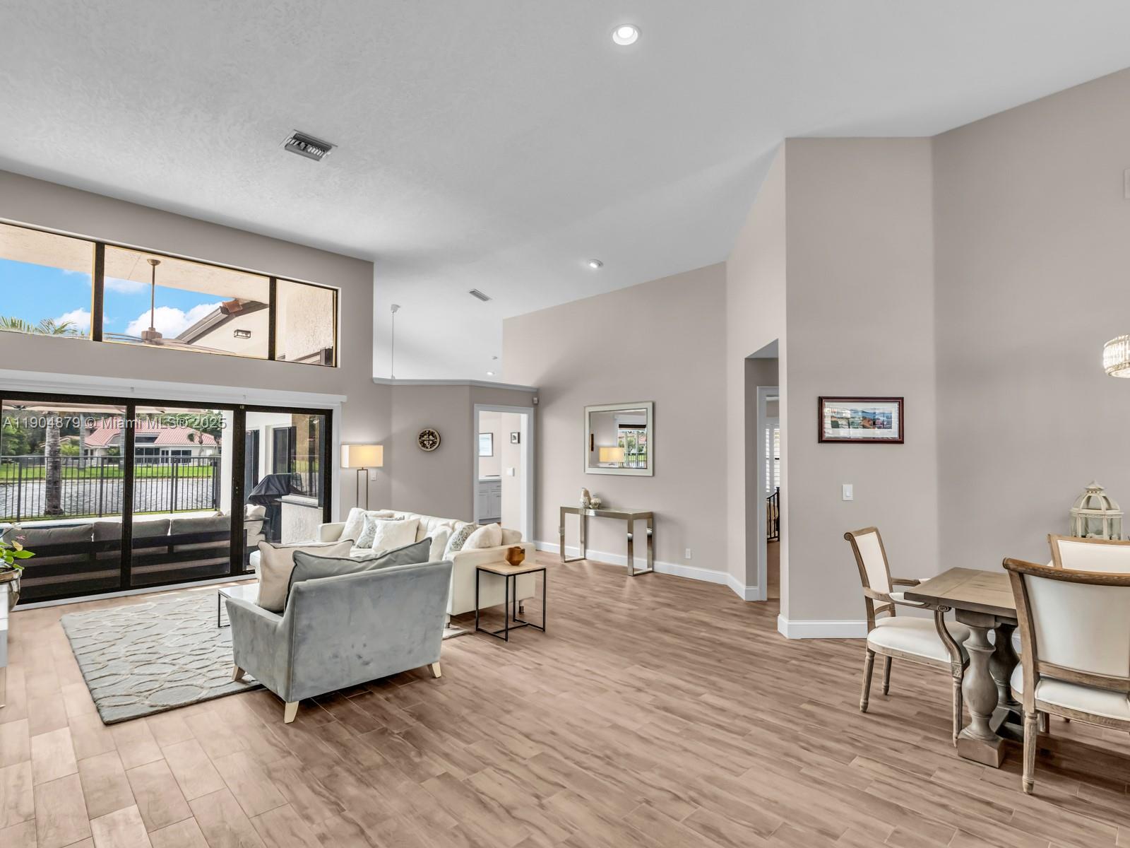 COUNTRY ISLES - Residential