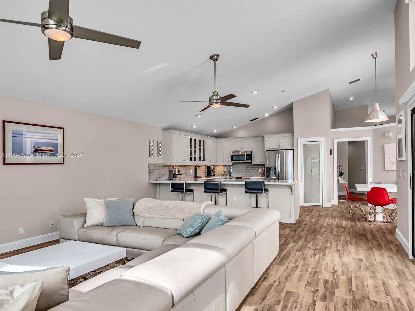 COUNTRY ISLES - Residential