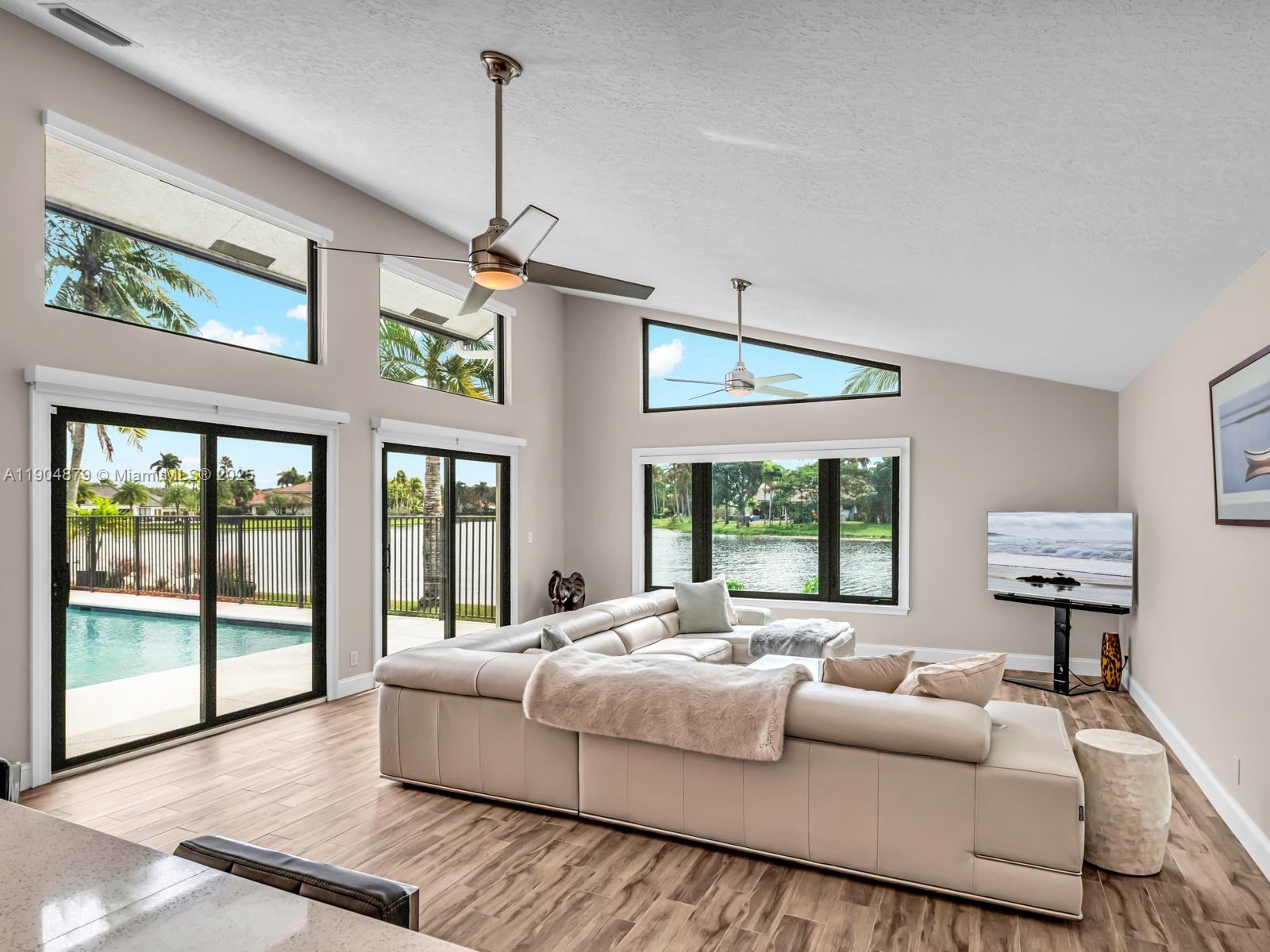 COUNTRY ISLES - Residential