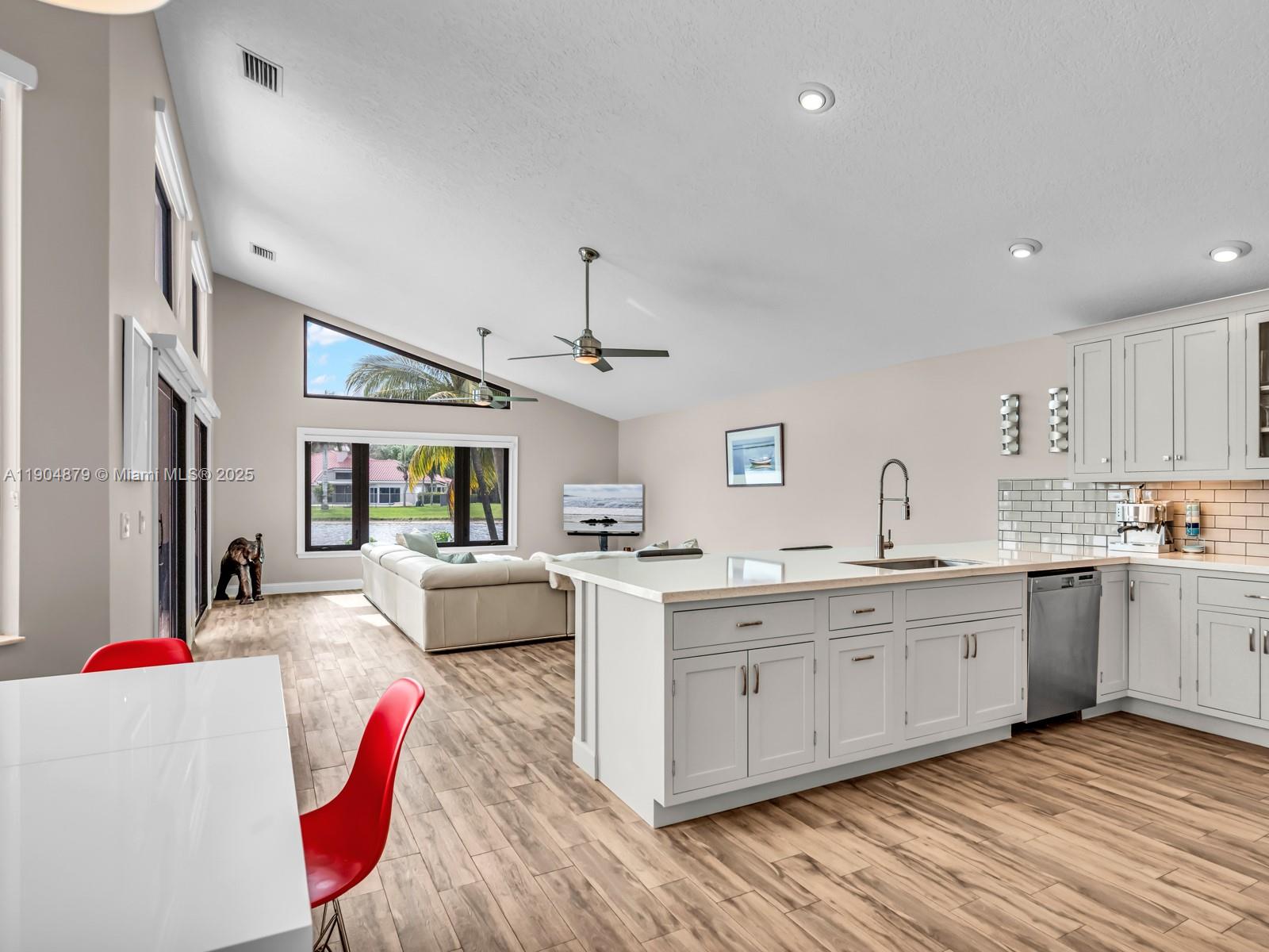 COUNTRY ISLES - Residential