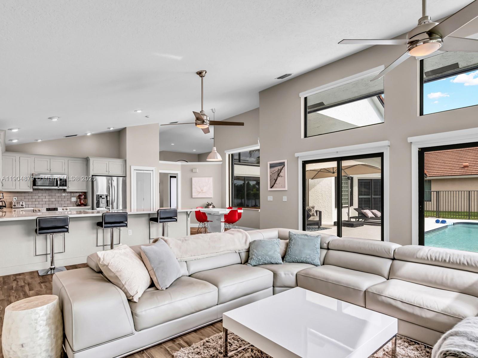 COUNTRY ISLES - Residential