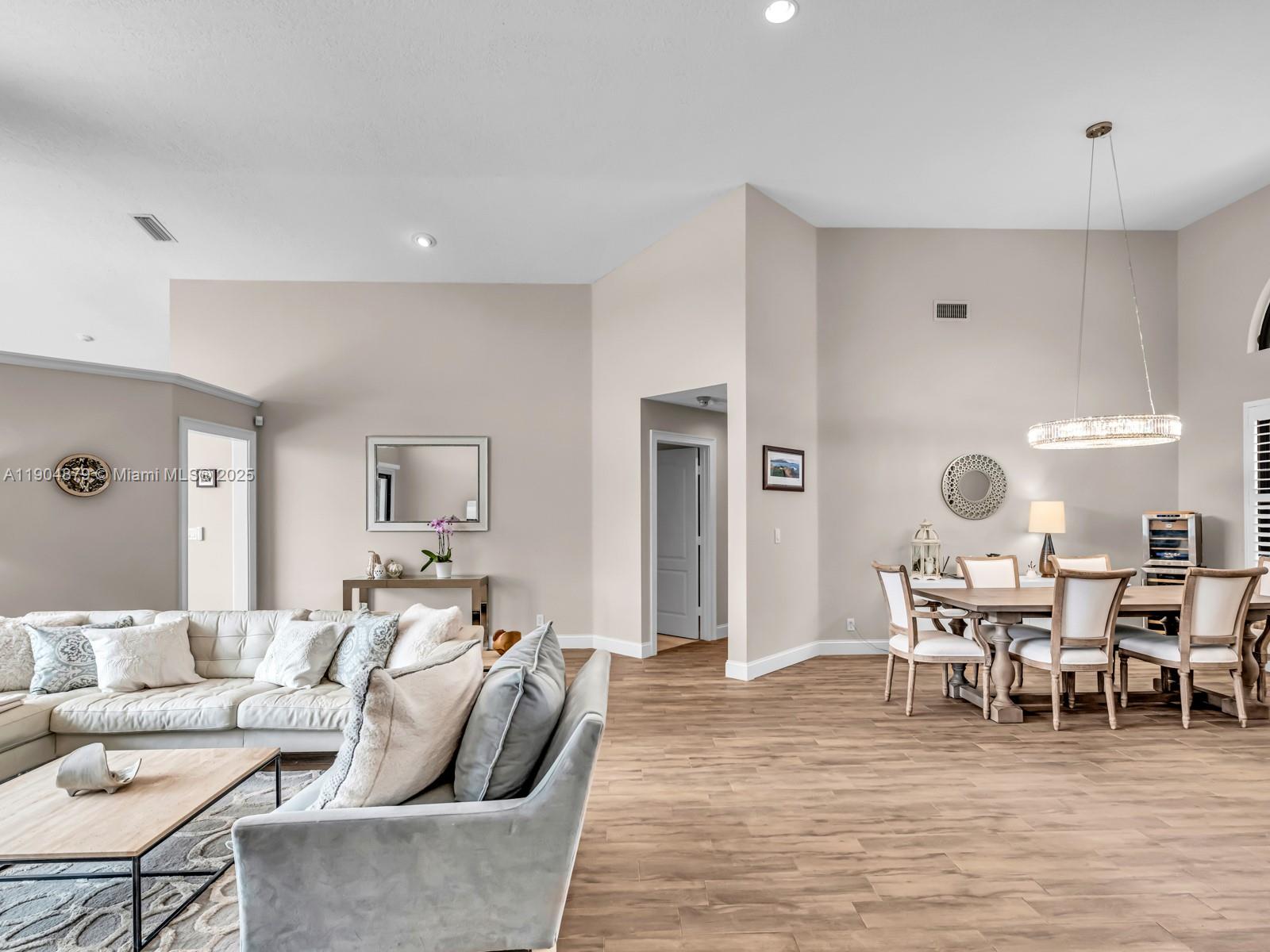 COUNTRY ISLES - Residential