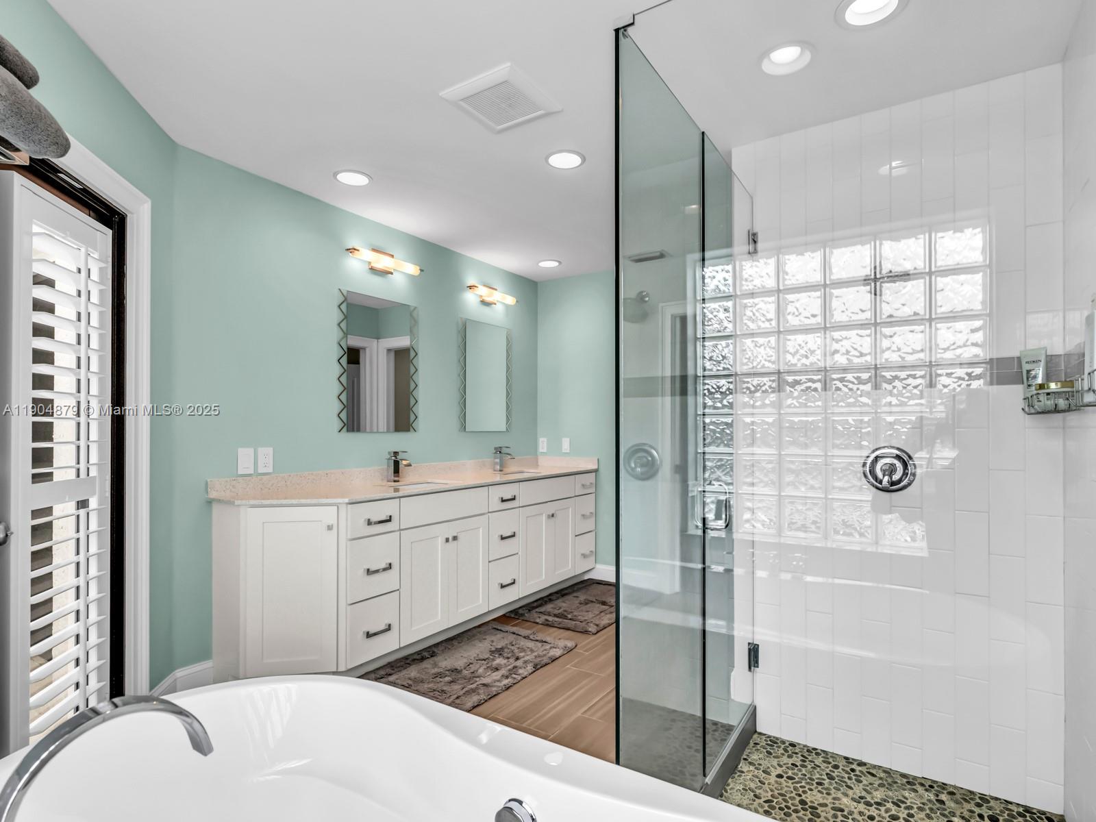 COUNTRY ISLES - Residential