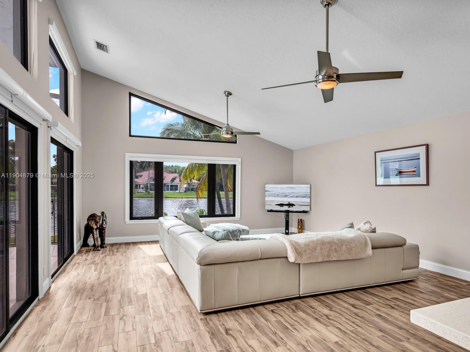 COUNTRY ISLES - Residential