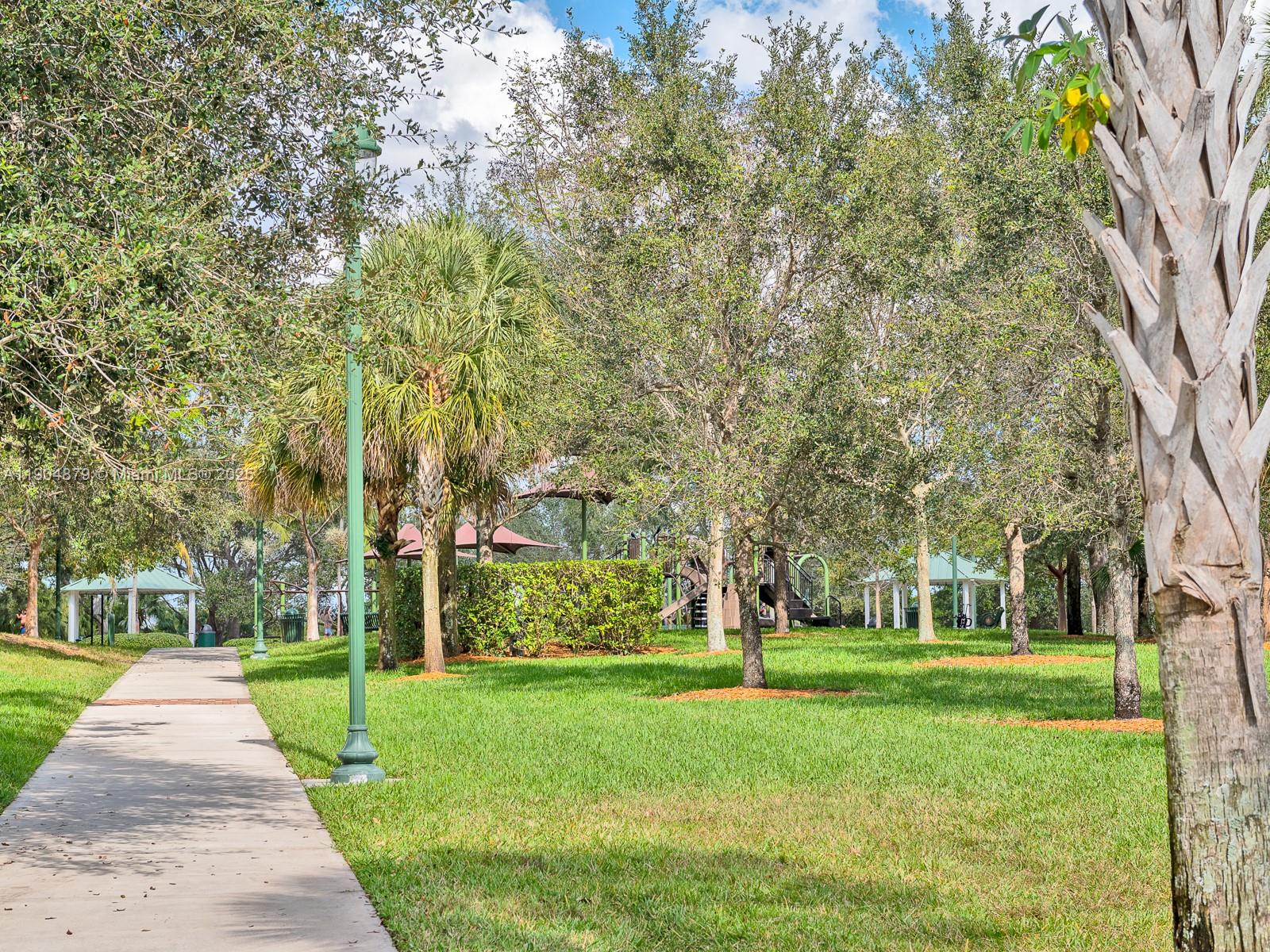 COUNTRY ISLES - Residential