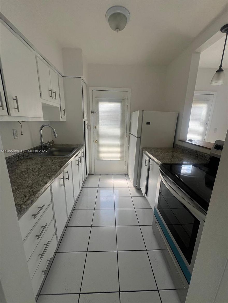 FRESHLY PAINTED APARTMENT READY TO RENT, CREDIT MUST BE 700+