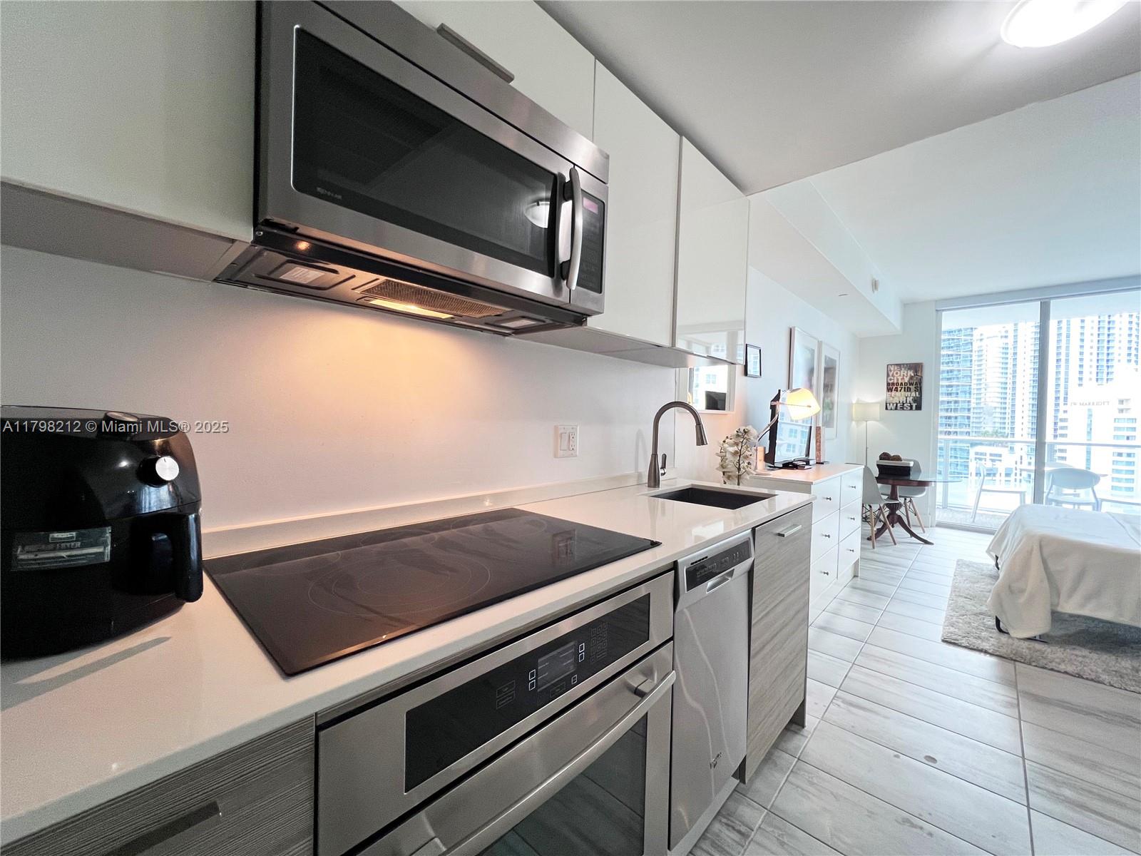 1300 Brickell Bay Dr 1813
