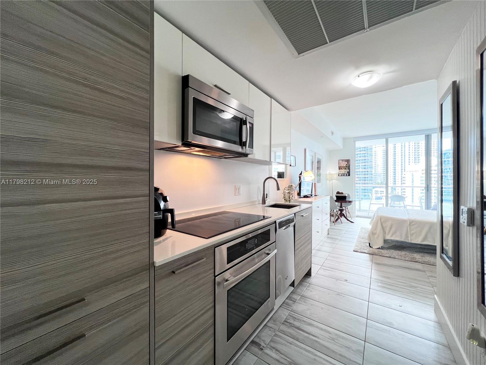 1300 Brickell Bay Dr 1813