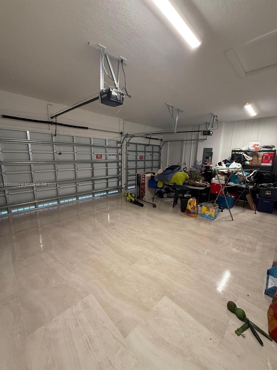 RESERVE AT DAVIE - Residential Lease