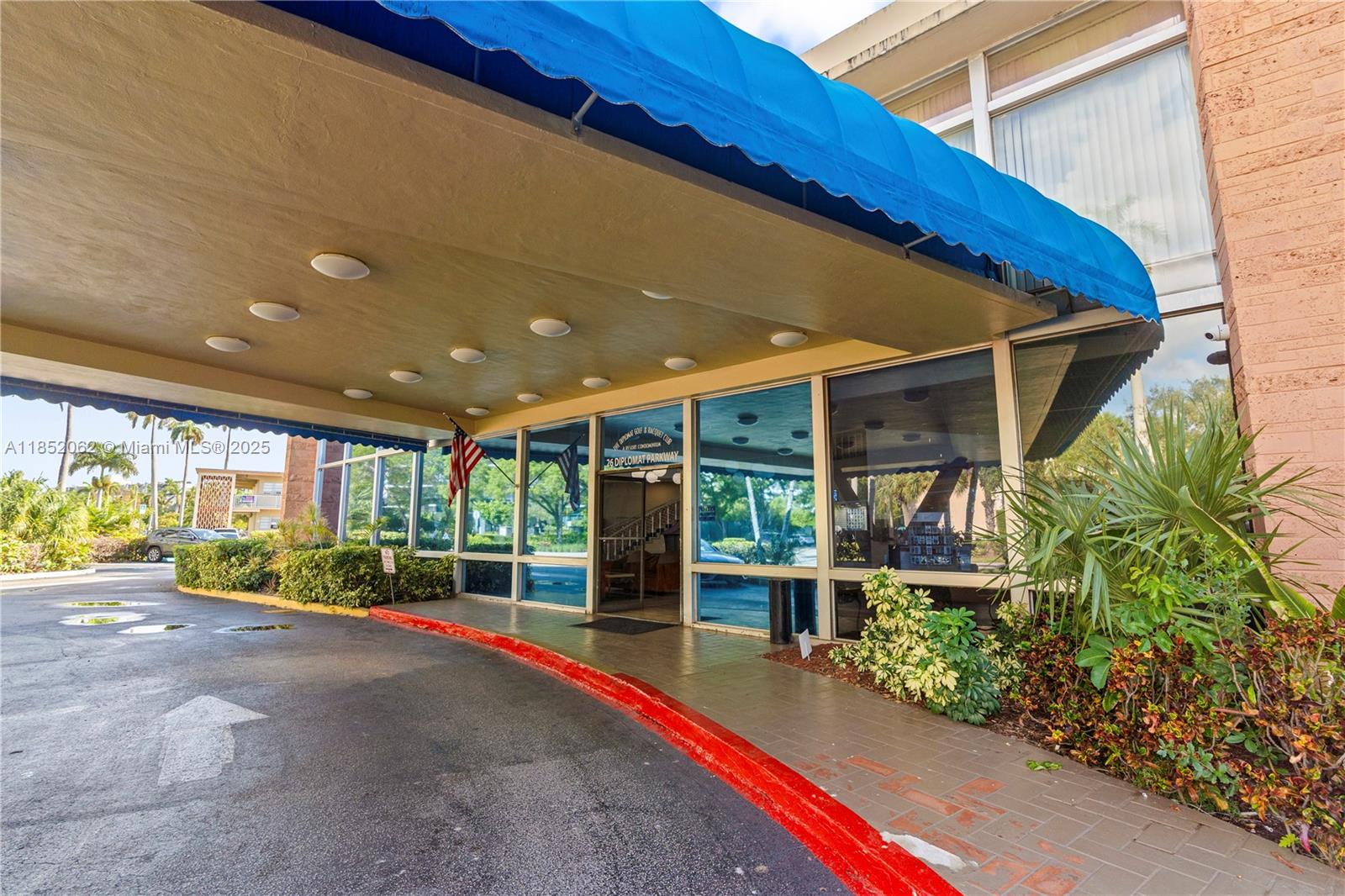 DIPLOMAT GOLF & RACQUET C - Residential