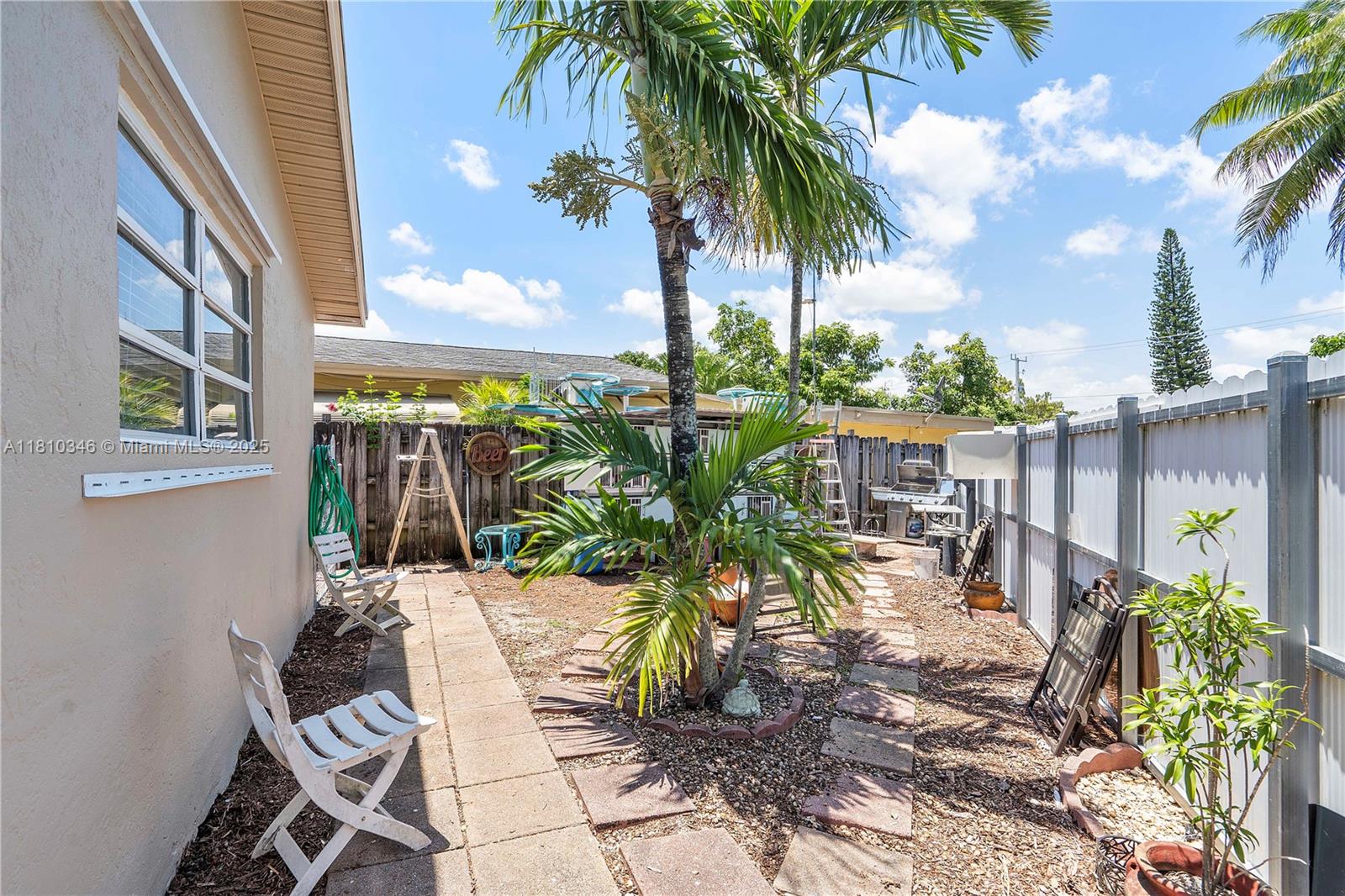 This is the one you've been looking for! Beautiful 3 BD 2 BTH Duplex is ready for the taking. Prime location near
the turnpike. Corner lot. Fenced in private parking lot. Serenity and peace is what you will get when you live
here, While being near main 441 road.