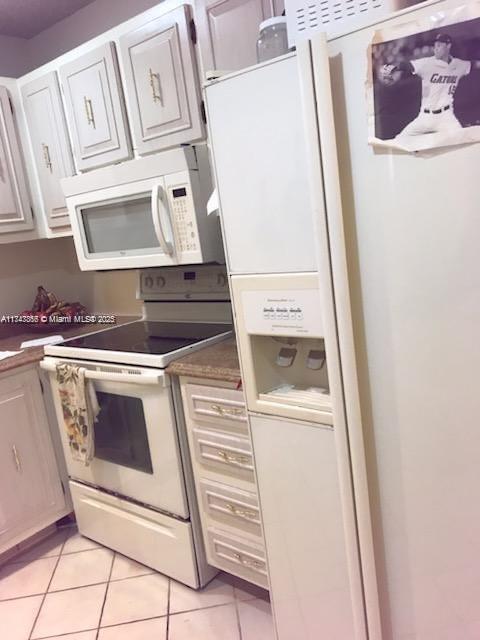 55+ Community in KINGS POINT. Only concrete Bldg in Saxony. Nicely updated 2 Bedroom unit with new Washer/Dryer. Great condo close to Saxony entrance. Available Yearly starting April 1st, 2025. Quick approval, about 10 days, once application is in.