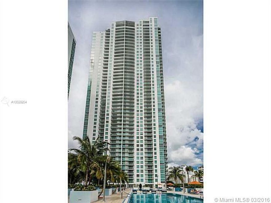 Amazing water and downtown Miami views from this totally updated 24th floor unit in The Plaza! Upgraded kitchen with SS appliances, Italian cabinets, upcoming cocking island to be installed before tenant takes possesion and updated bathrooms. 2 master suites with walk-in closets, washer and dryer in the unit, and an oversize d balcony to appreciate the great views! This is a must see!!