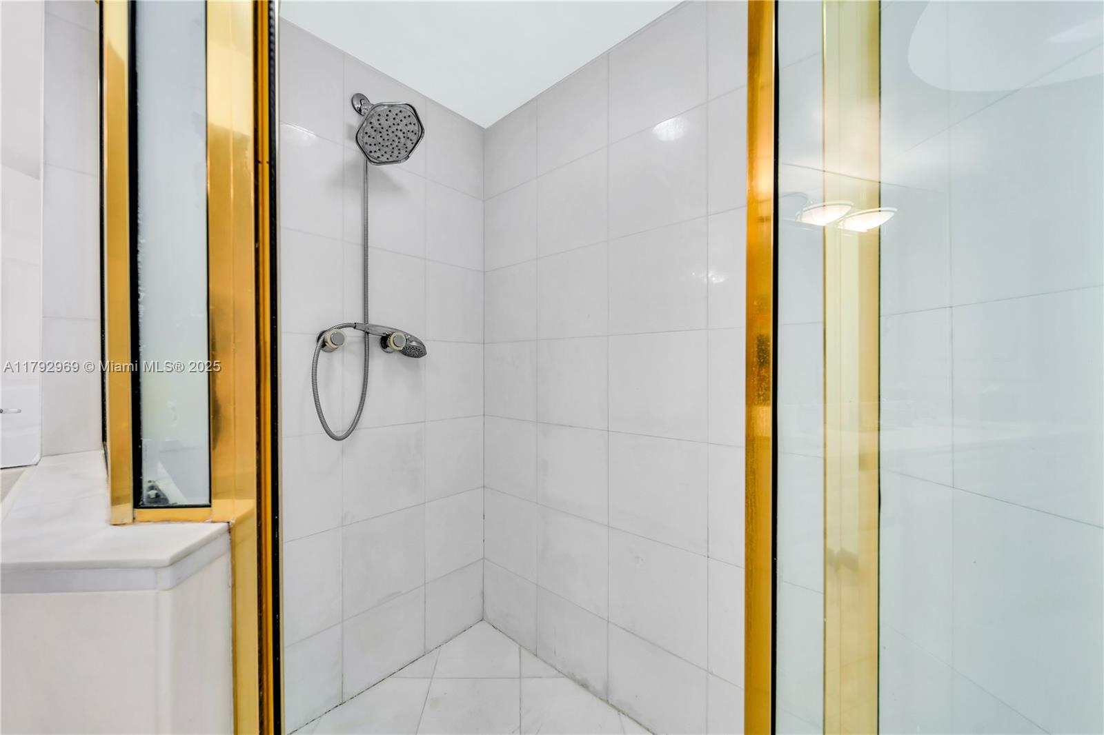 LA GORCE PALACE CONDO - Residential Lease