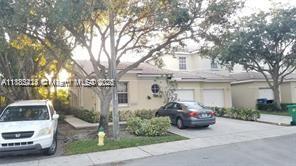 Corner Townhouse with Garage and Private Patio
This well-located corner townhouse features 2 bedrooms plus a converted third room that can be used as a study or additional bedroom. The home offers a small private patio, a covered one-car garage, and bright, functional living spaces. Situated in a secure community with controlled access, this property combines comfort, versatility, and a great location close to everything.