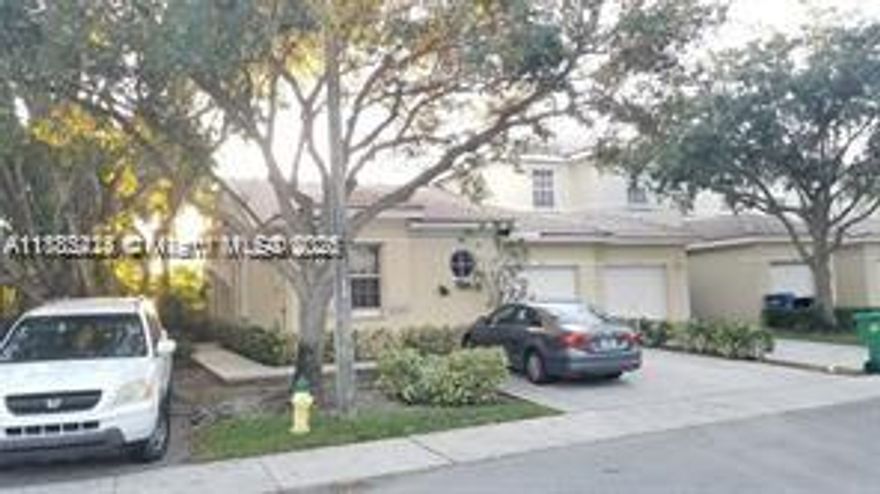 Corner Townhouse with Garage and Private Patio
This well-located corner townhouse features 2 bedrooms plus a converted third room that can be used as a study or additional bedroom. The home offers a small private patio, a covered one-car garage, and bright, functional living spaces. Situated in a secure community with controlled access, this property combines comfort, versatility, and a great location close to everything.
