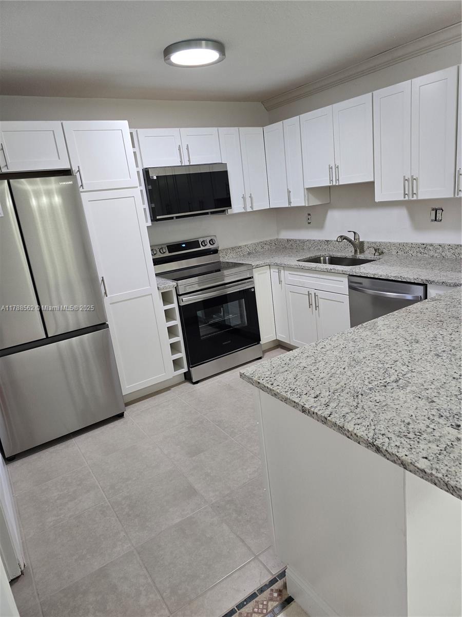 Rental Property at 1621 Ne 35th St, Pompano Beach, Broward County, Florida - Bedrooms: 5 
Bathrooms: 4  - $3,700 MO.
