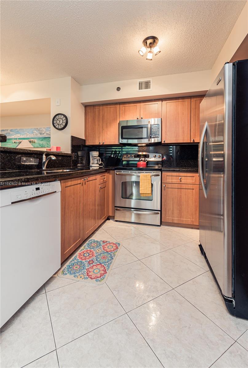 THE YACHT CLUB AT AVENTURA - Residential Lease