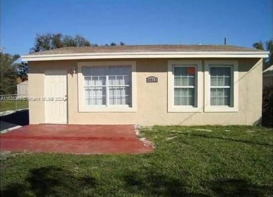 Cozy single family-home near Mary Sander Park. This Home features 3 bedrooms and 2 full bathrooms. The master bedroom is spacious with a full master bath. Items included are refrigerator, stove, microwave, and dishwasher. Washer and dryer are not included. Sufficient space on the side of the house for a boat or mobile home. Spacious backyard, great for family get togethers.