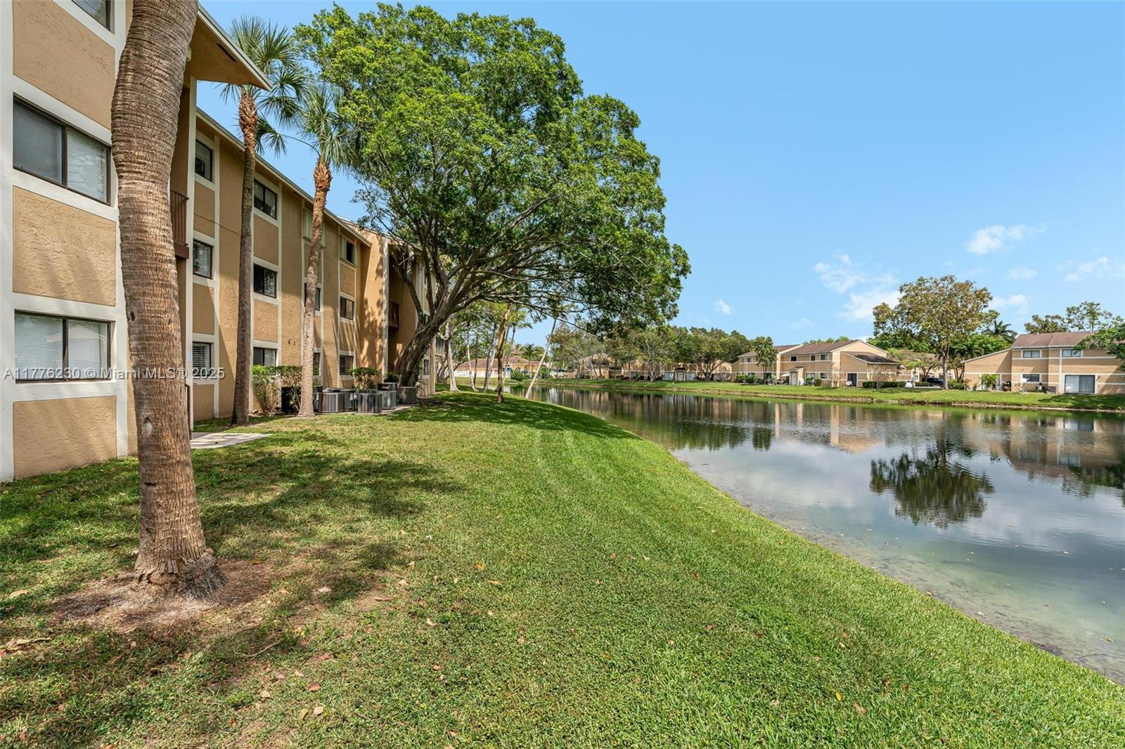 351 Palm Way 106