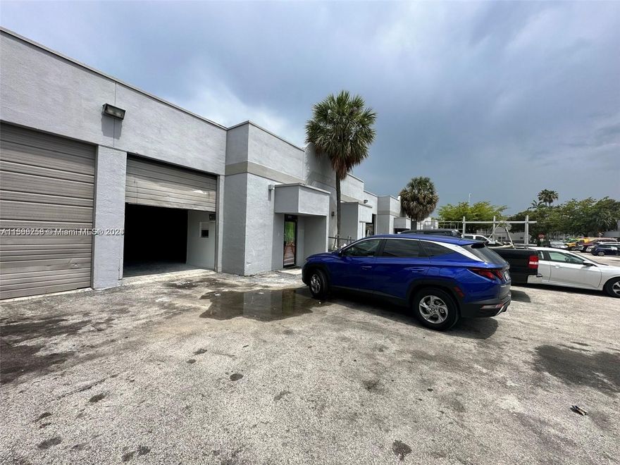 Great warehouse for RENT in HIALEAH!, Excellent location! Lots of potential for your business! Schedule and show it today! Base rent plus sales tax.  renter can have the unit be delivered with racks in place or have them removed by the move in. 2 MONTH TO MOVE IN !