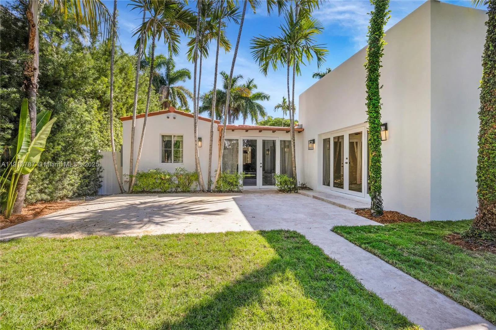 Miami Beach, Florida 33140, United States, 3 Bedrooms Bedrooms, ,3 BathroomsBathrooms,Residential,Active,243170