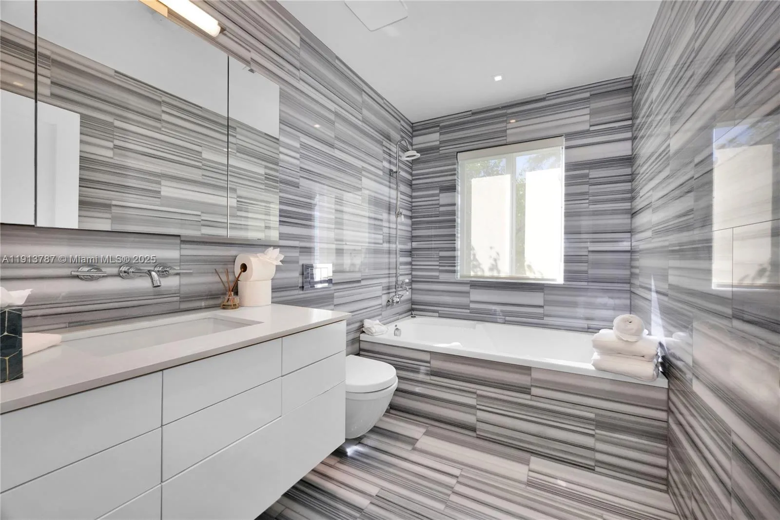 Miami Beach, Florida 33140, United States, 3 Bedrooms Bedrooms, ,3 BathroomsBathrooms,Residential,Active,243170