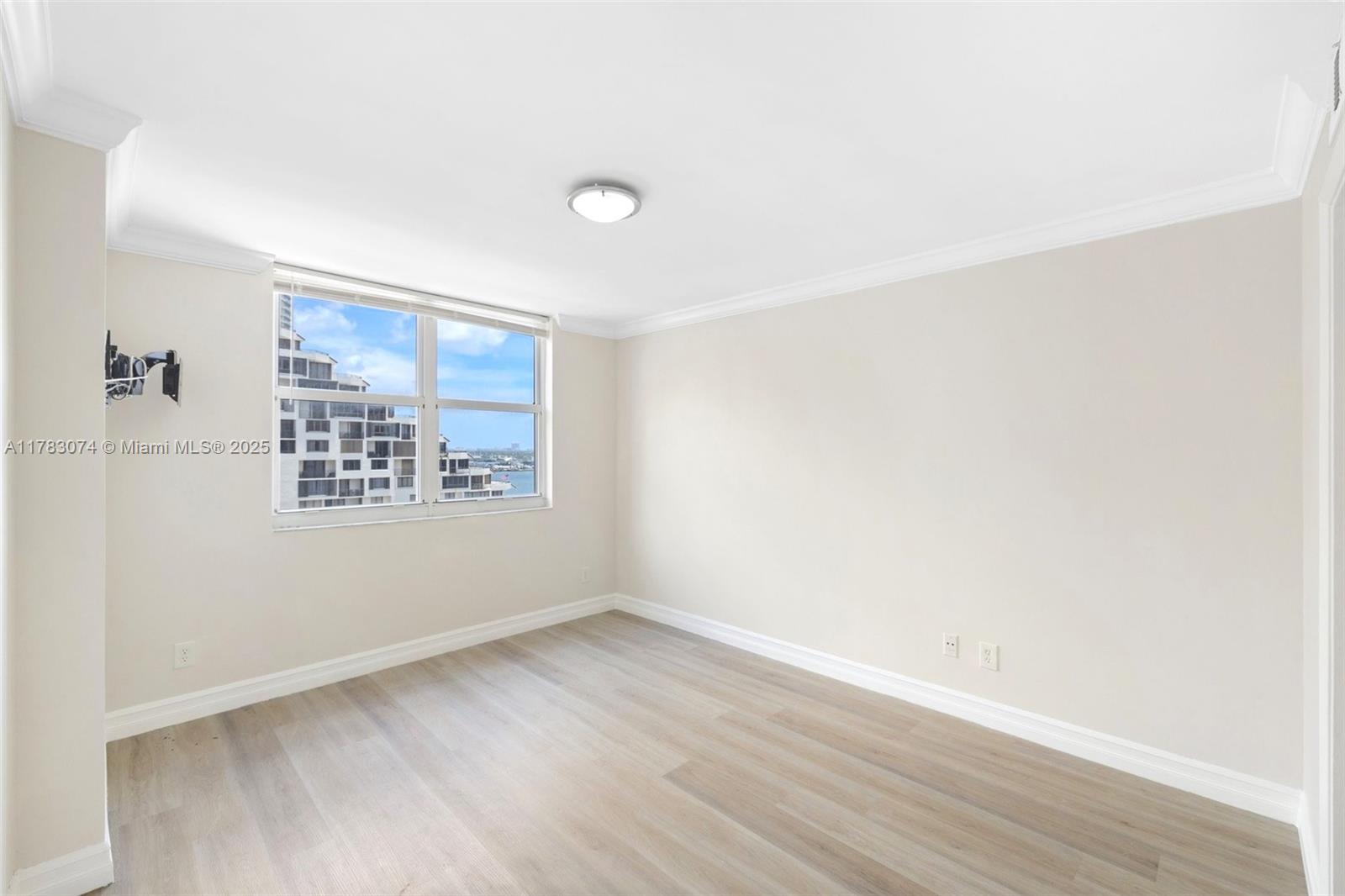 ISOLA CONDO - Residential