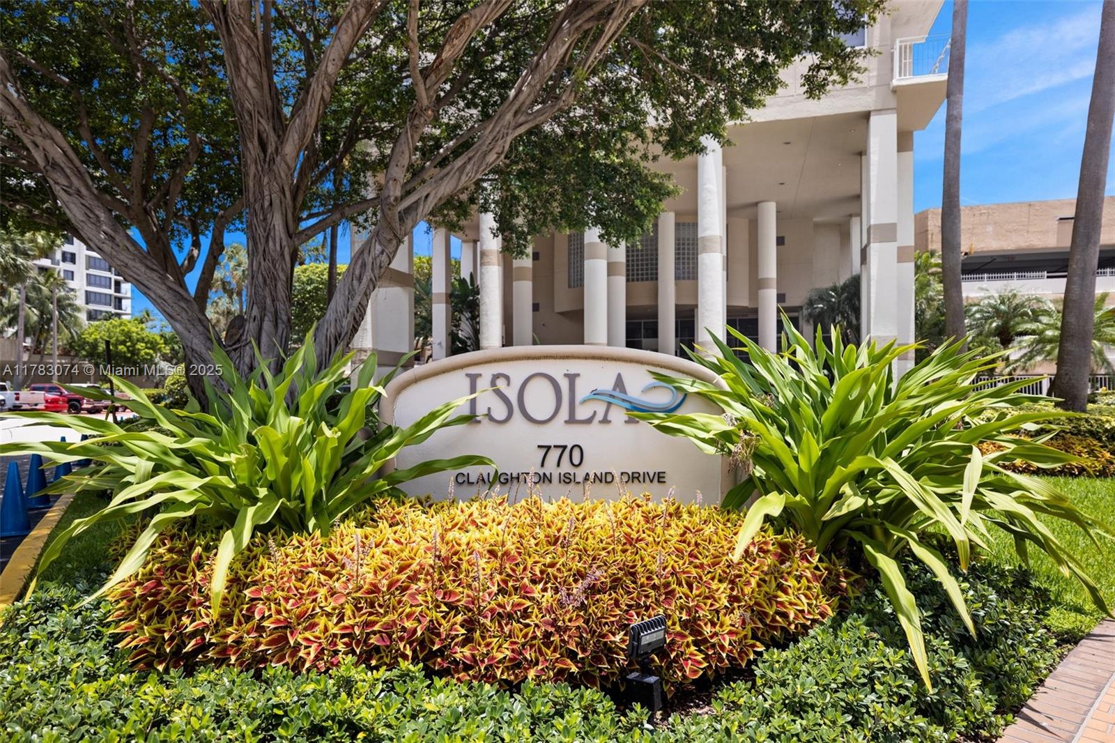 ISOLA CONDO - Residential