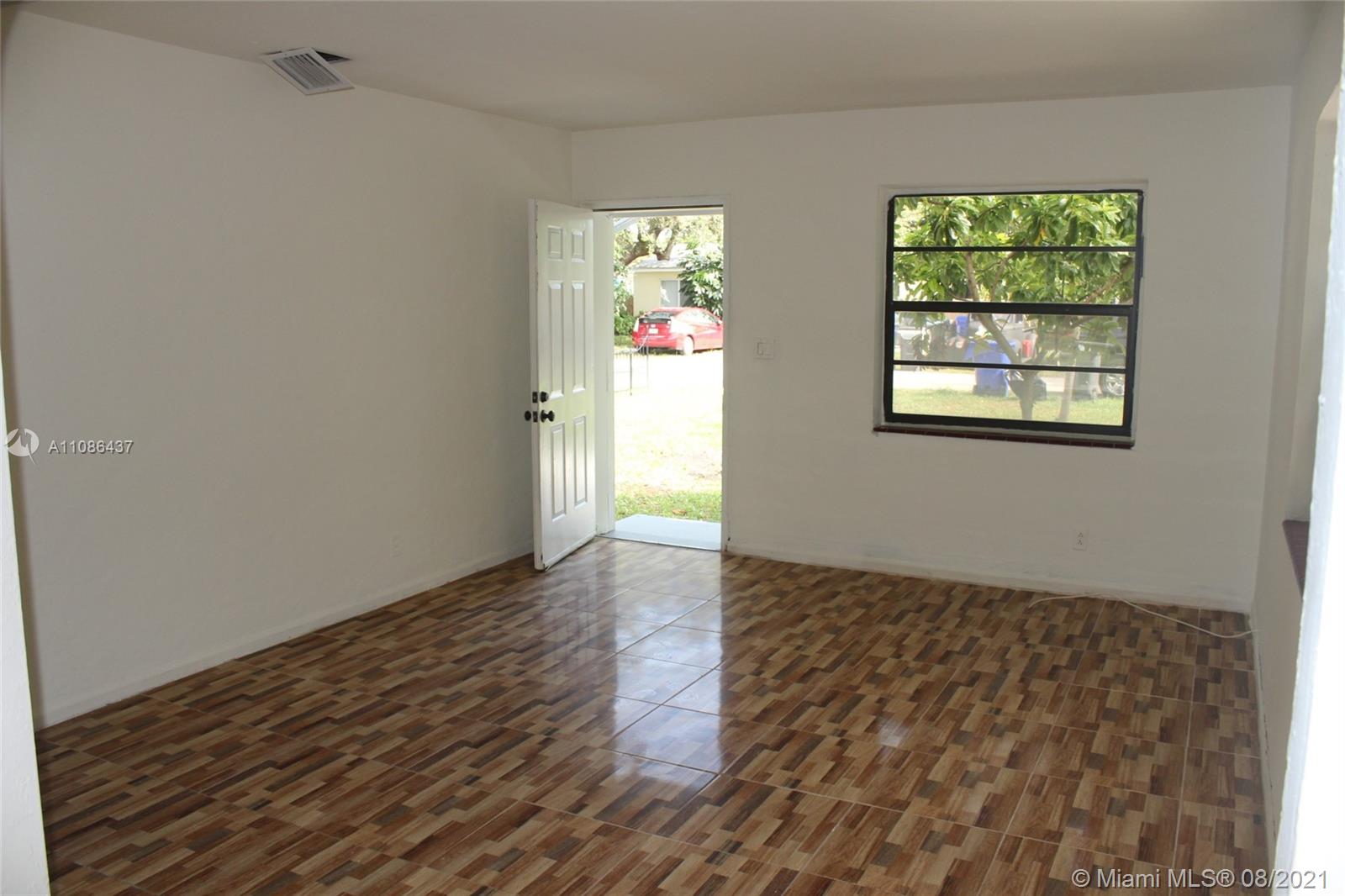 HOLLYWOOD LITTLE RANCHES - Residential