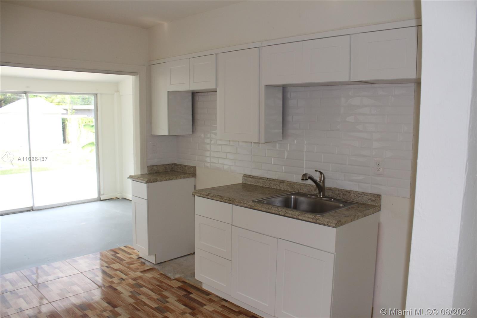 HOLLYWOOD LITTLE RANCHES - Residential