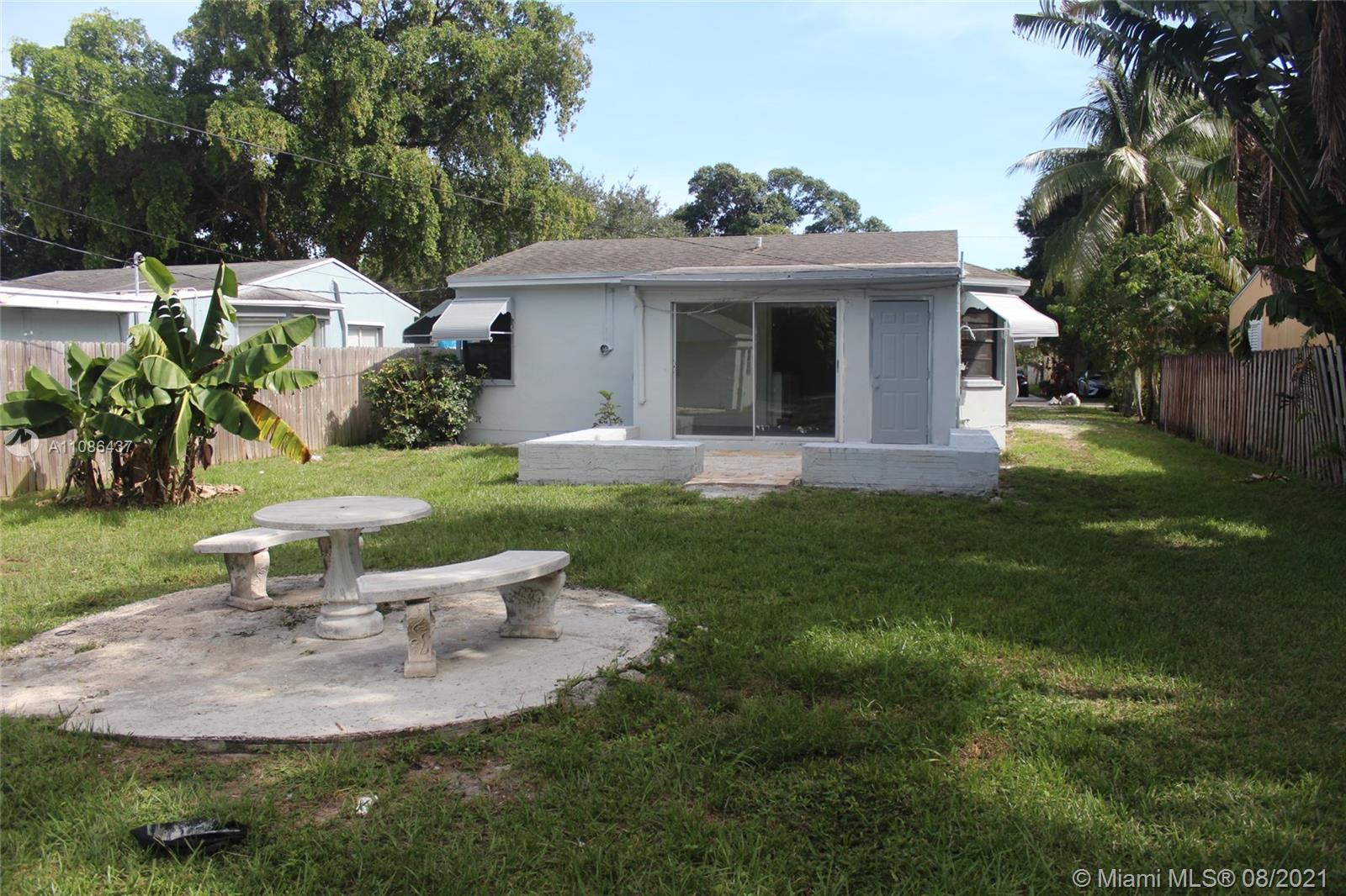 HOLLYWOOD LITTLE RANCHES - Residential