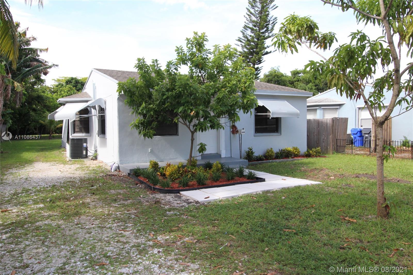 HOLLYWOOD LITTLE RANCHES - Residential